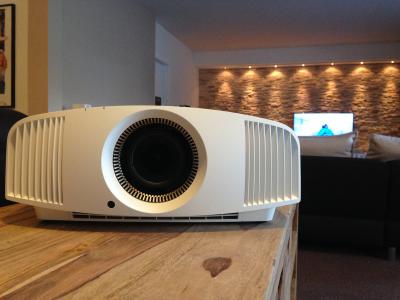 Think Different - Sony VW 500 in weiss