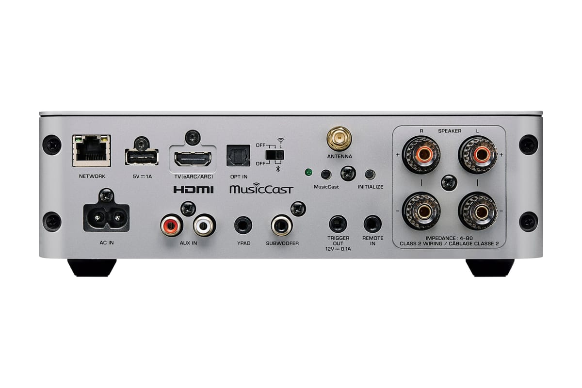 Rückseite des Yamaha WXA-70A mit allen Anschlüssen