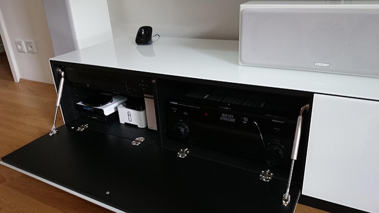 Heimkino Referenz Brick mit TV Rack und integrierten TV Geräten
