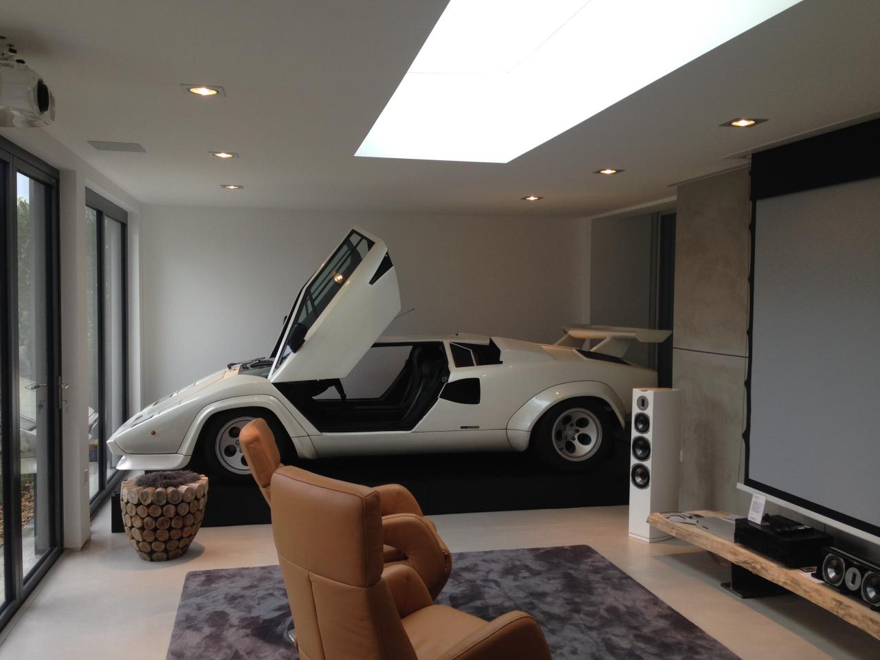 Heimkino mit Leinwand in der Garage