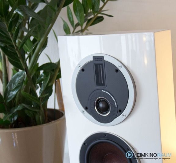 Das Hybrid-Hochton-Modul des Rubicon LCR-Lautsprechers kann gedreht werden, um auch bei horizontaler Aufstellung das optimale Abstrahlverhalten zu gewährleisten. Bild