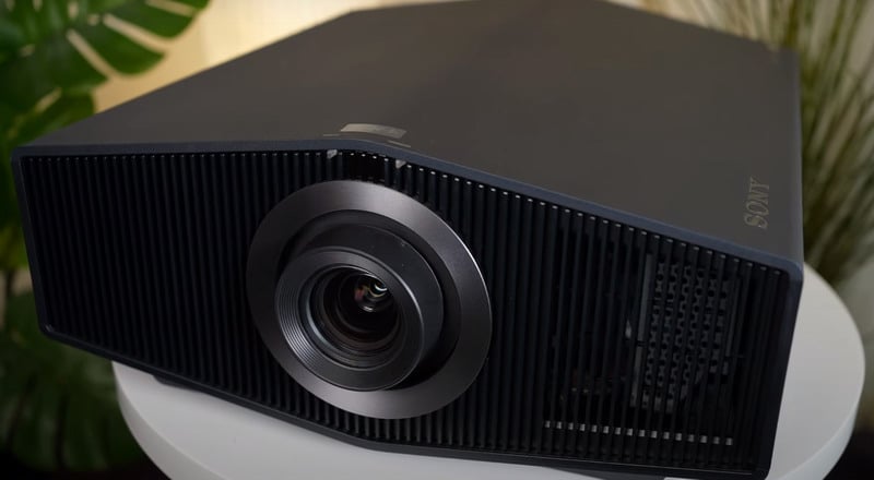 Schwarzer Projektor auf einem weißen Tisch.