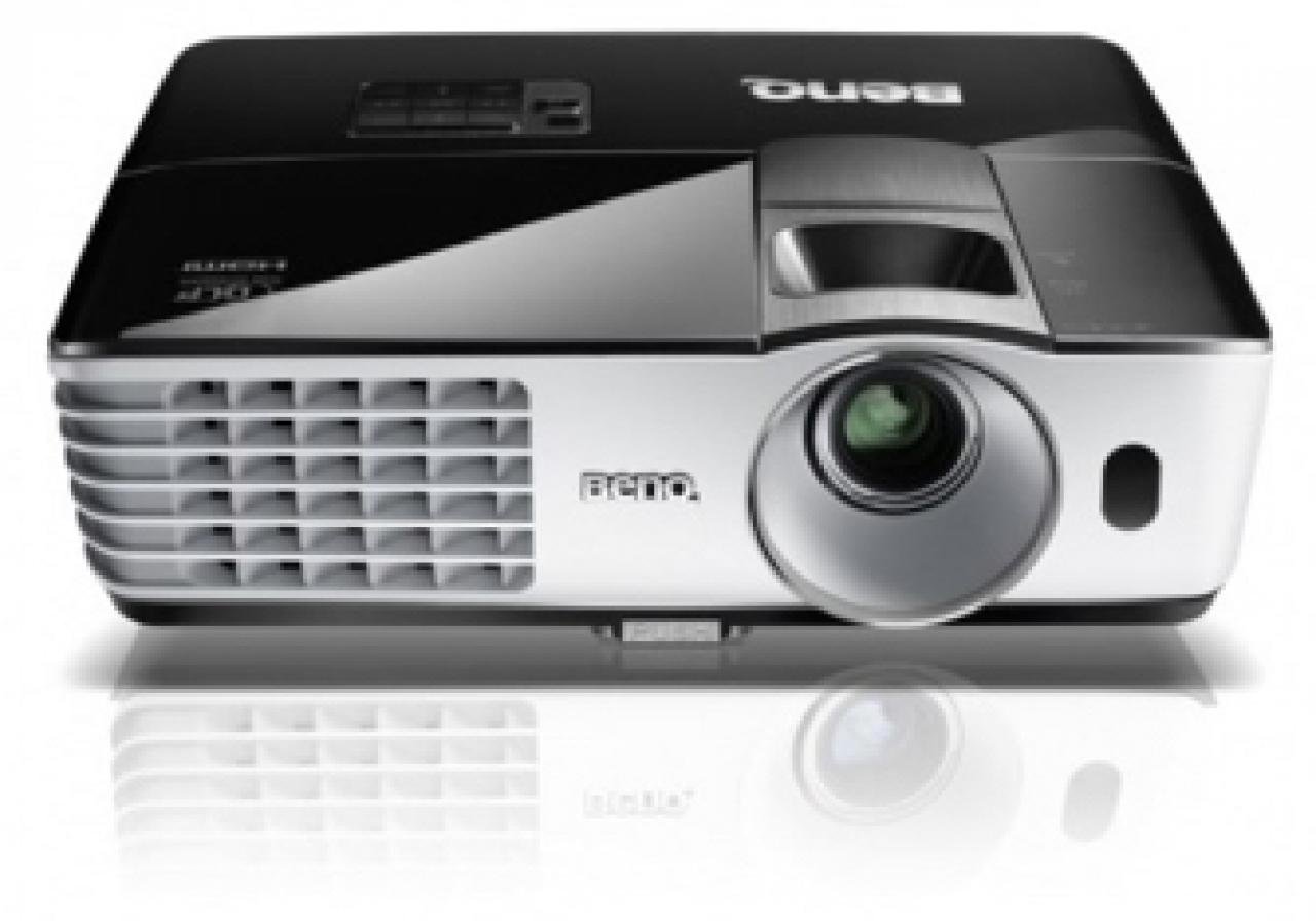 Beamer von Benq Schwarzer und silberner Projektor auf weißem Hintergrund.