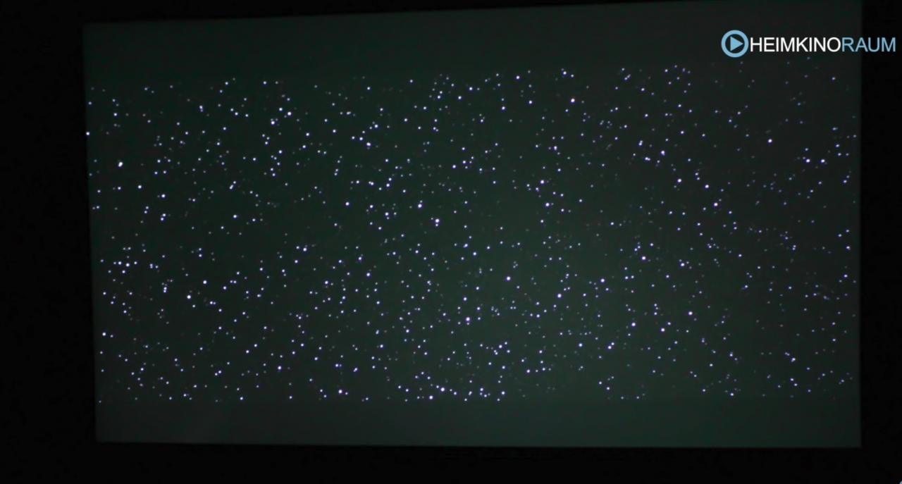 Schwarzwert eines Einsteiger BenQ Beamers Sternenhimmel auf einem Bildschirm projiziert.
