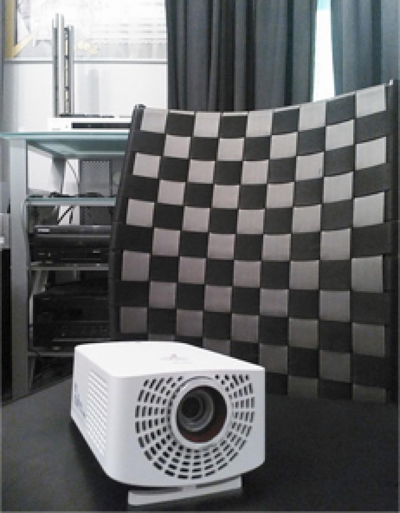 LG Largo Aufstellung auf Stuhl Bild