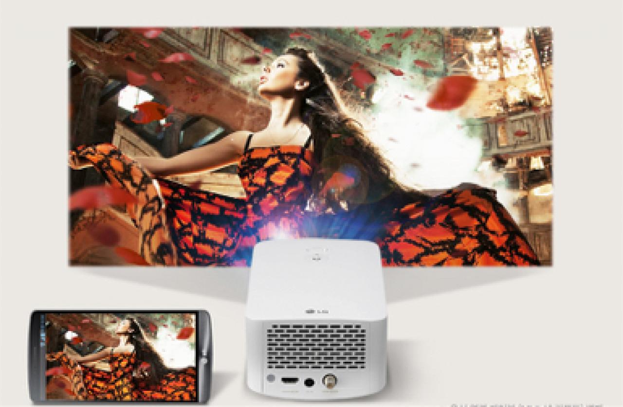 LG Largo mit Handy  Bild