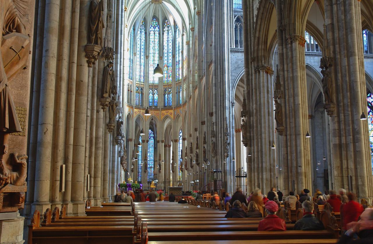 Kölner Dom mit einer Nachhallzeit von bis zu 16 Sekunden