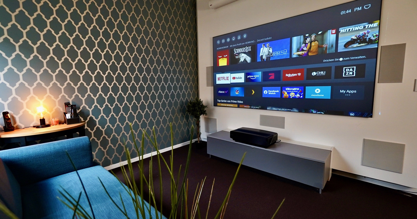 Modernes Laser TV Heimkino mit großer Leinwand und komfortablen Sesseln