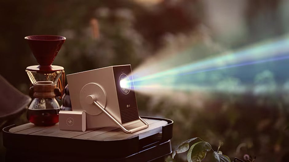 Projektor projiziert Lichtstrahl im Freien.