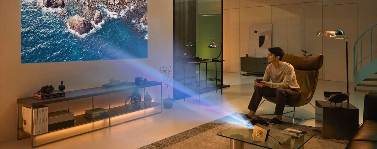 Mann spielt Videospiel mit Projektor.