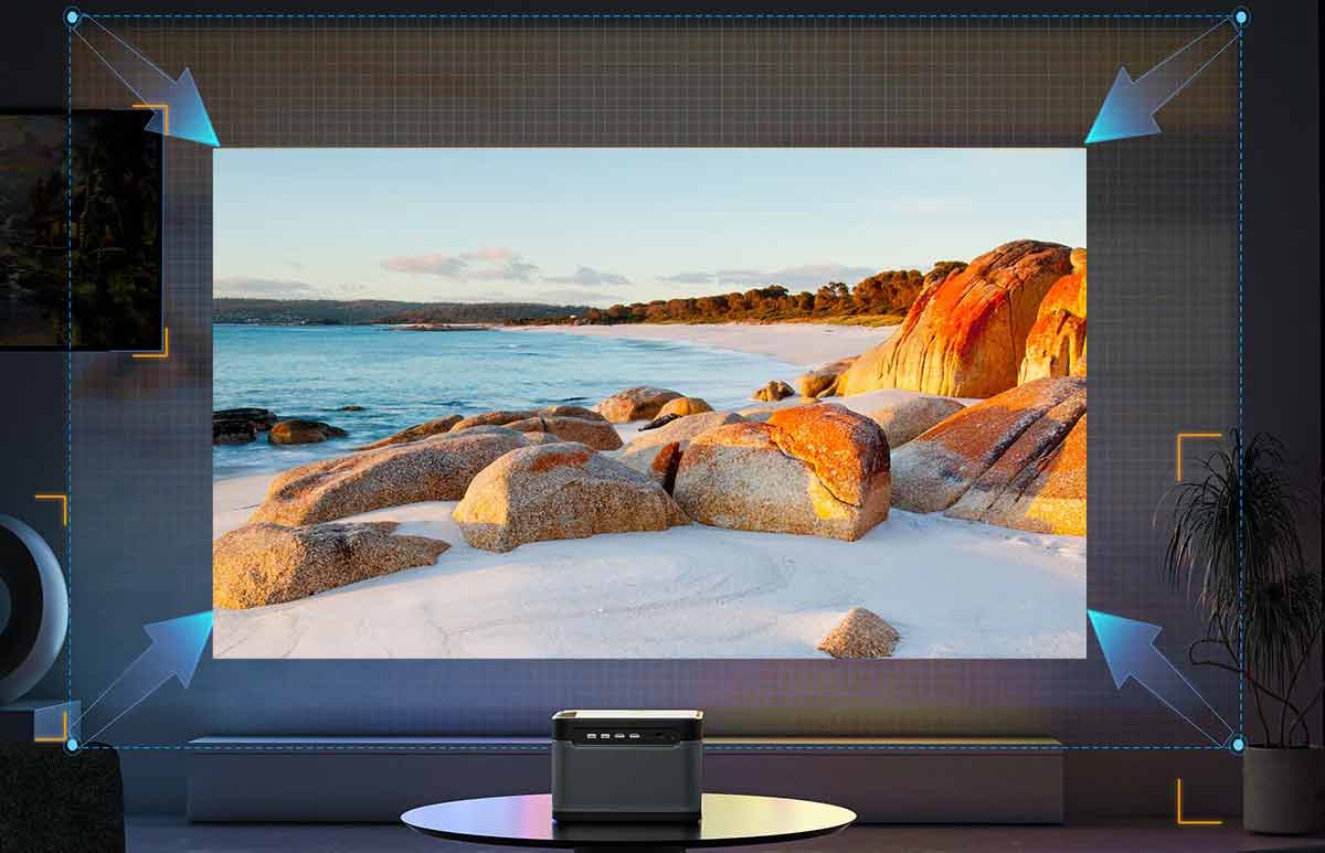 Beamer projiziert Strandbild auf Leinwand.