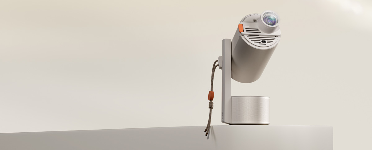 Moderner Beamer auf einer Halterung montiert.