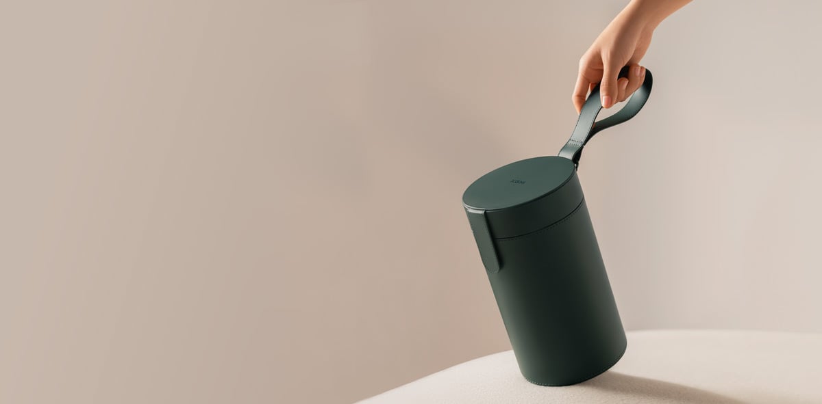 Tragbarer Beamer mit Lederschlaufe.