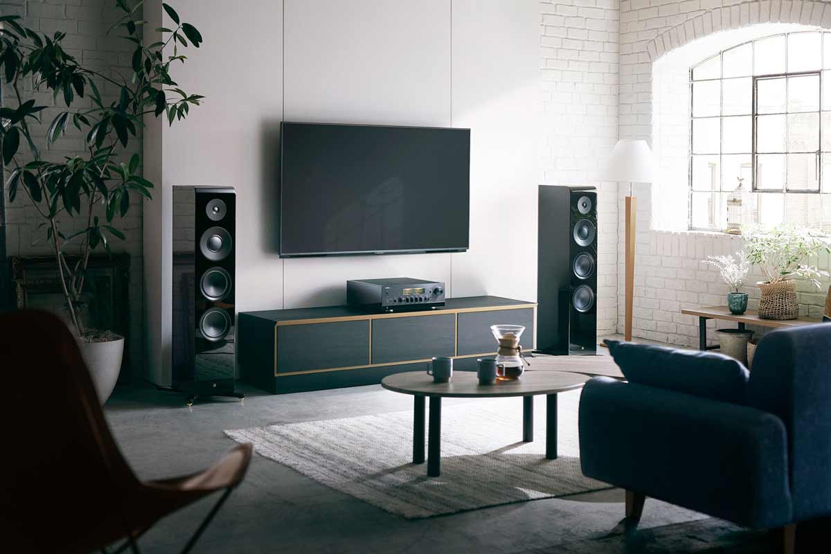 Modernes Wohnzimmer mit TV und Lautsprechern.