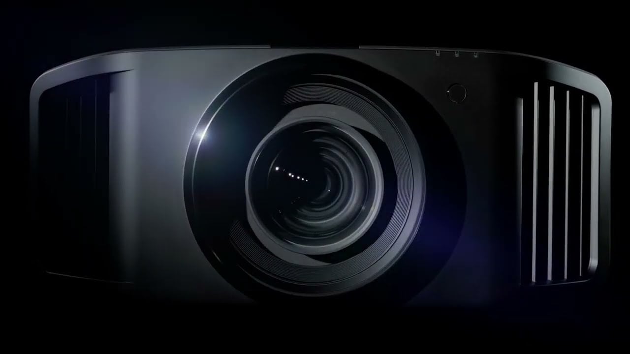 Nahaufnahme eines Beamers mit Linse.