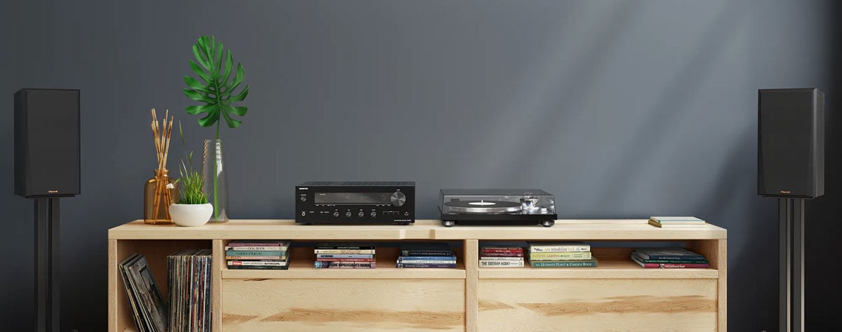 Stereoanlage mit Lautsprechern und Schallplattenspieler.