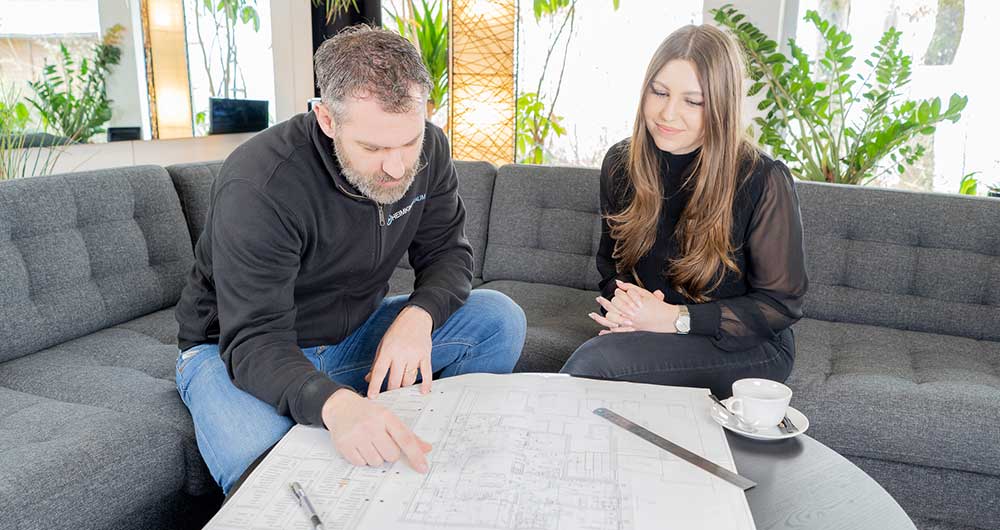 Heimkino-Experte bei der detaillierten Planung mit technischen Unterlagen