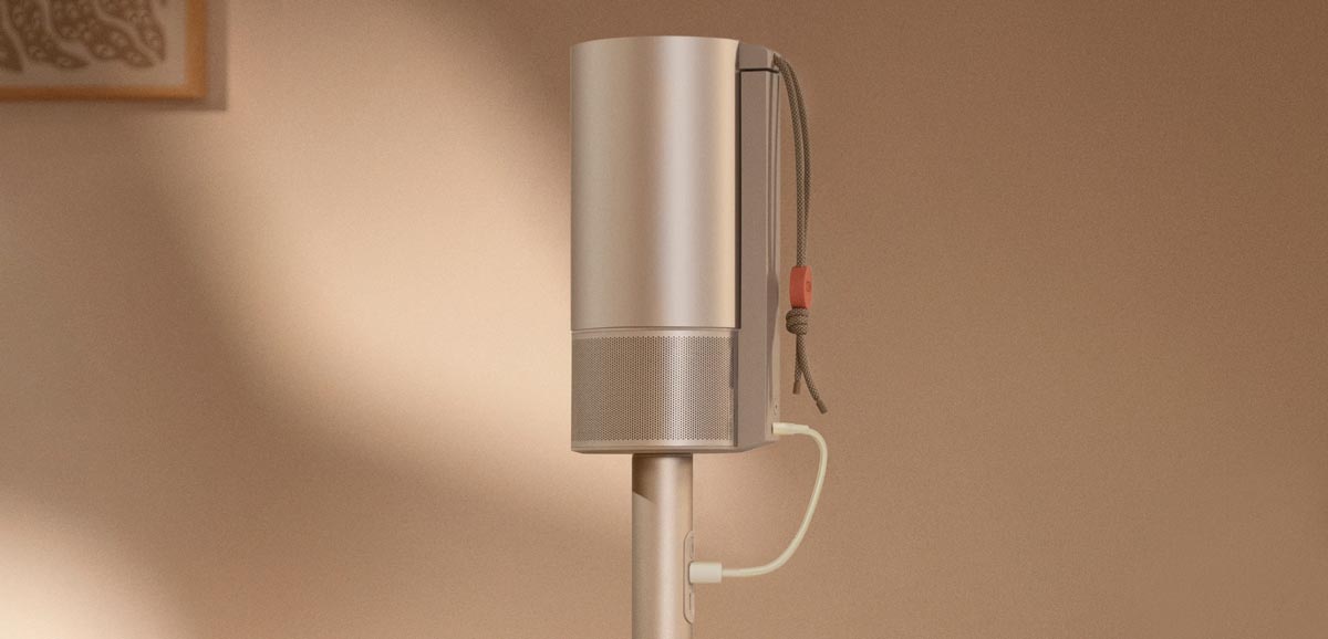 Tragbarer Beamer mit Kabel und Schlaufe.