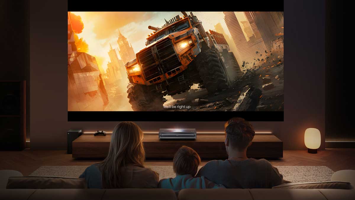 Familie schaut Film mit Beamer im Wohnzimmer.