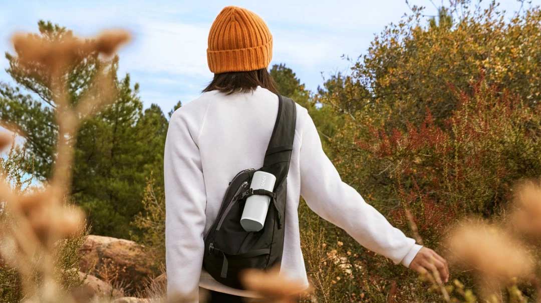 Person mit Beamer im Freien unterwegs.