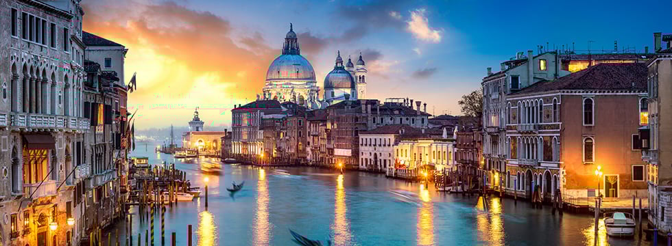 Venedig bei Sonnenuntergang mit Kanalansicht.