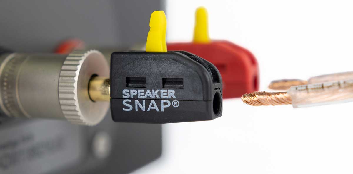Lautsprecheranschluss mit Kabel und Stecker.