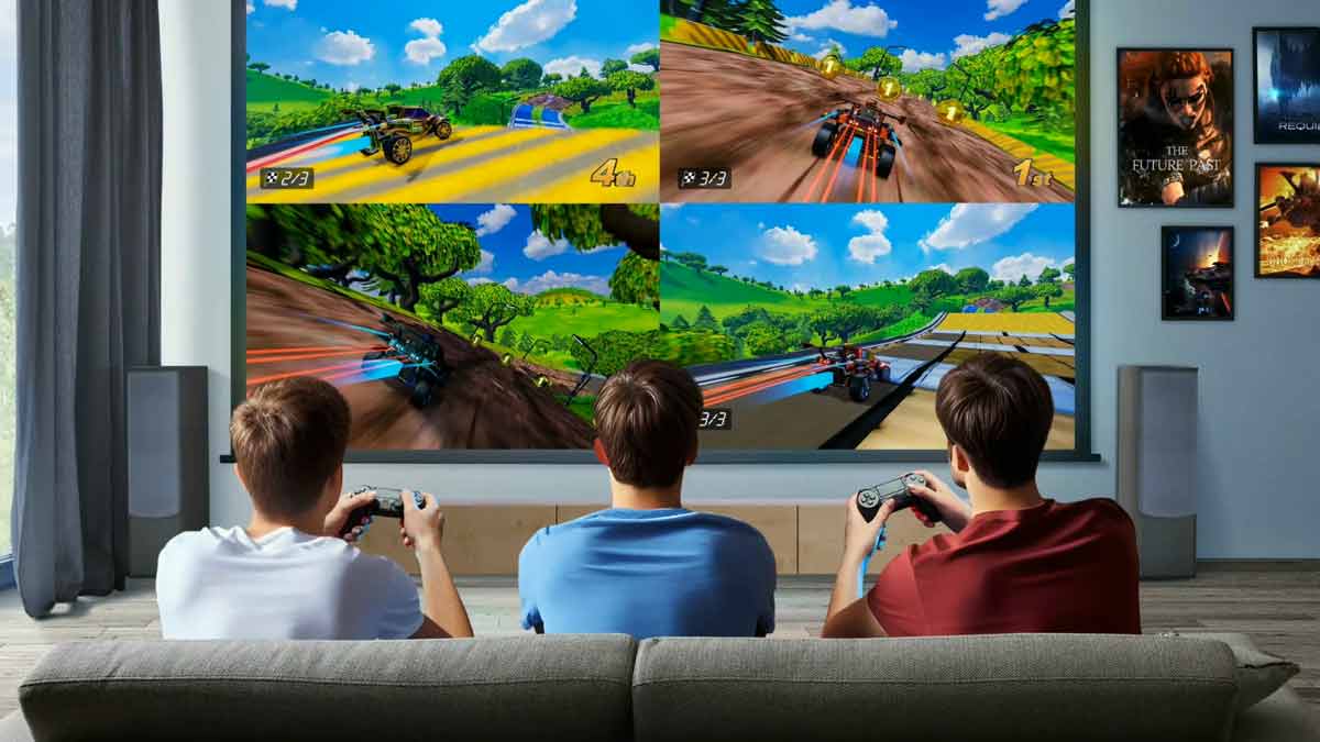 Drei Personen spielen Videospiel auf Beamer.