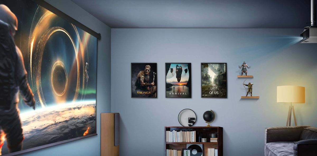 Heimkino mit Beamer und Filmplakaten.