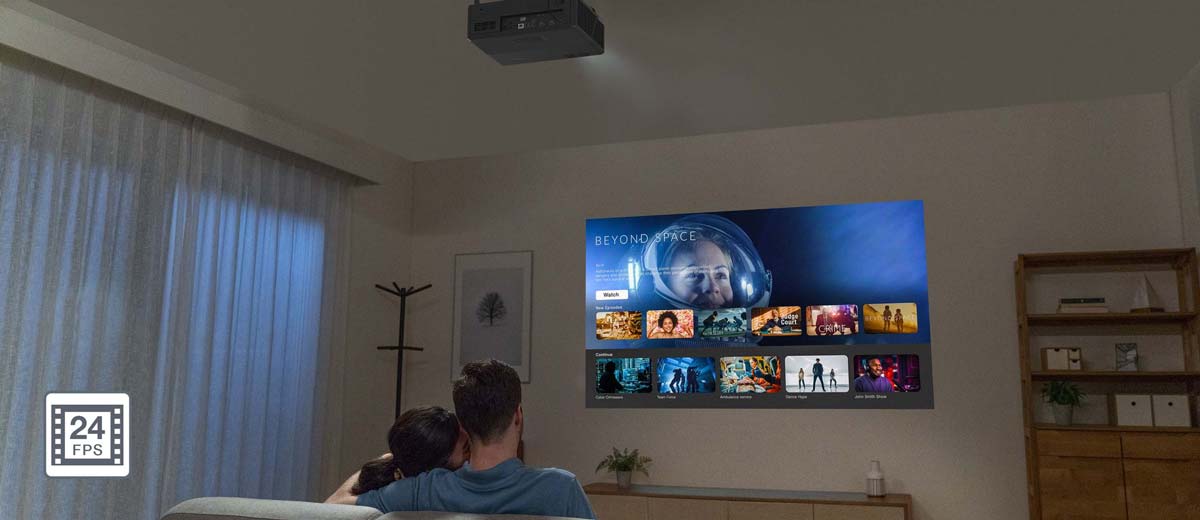 Paar schaut Film mit Beamer im Wohnzimmer.