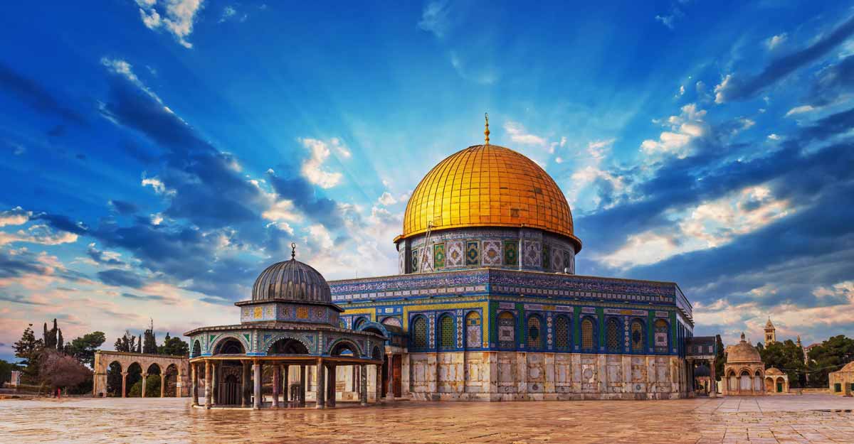 Felsendom mit blauem Himmel und Wolken.