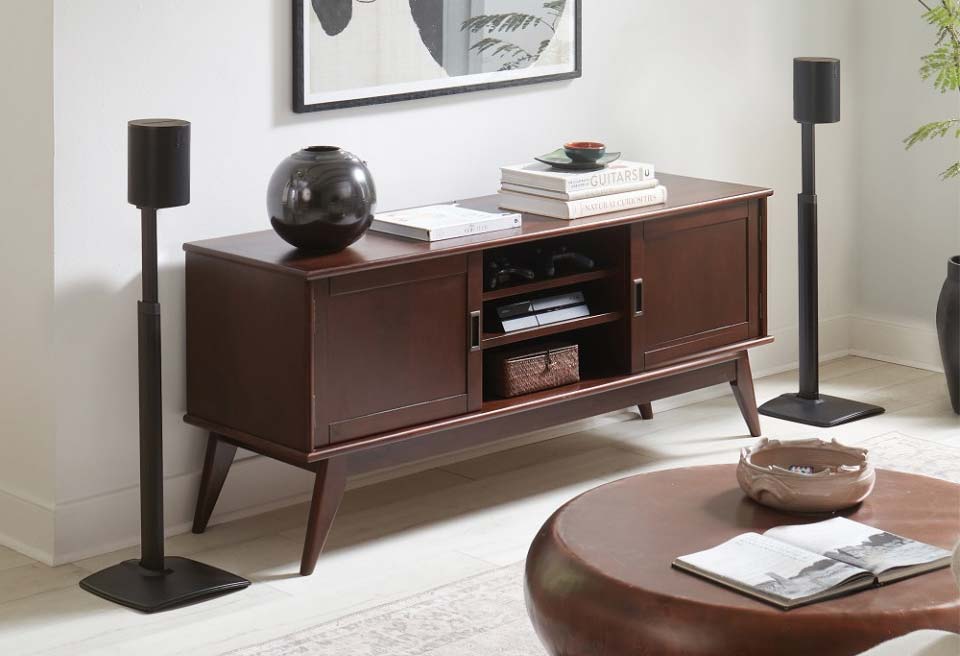 Wohnzimmer mit Sideboard und Lautsprechern.